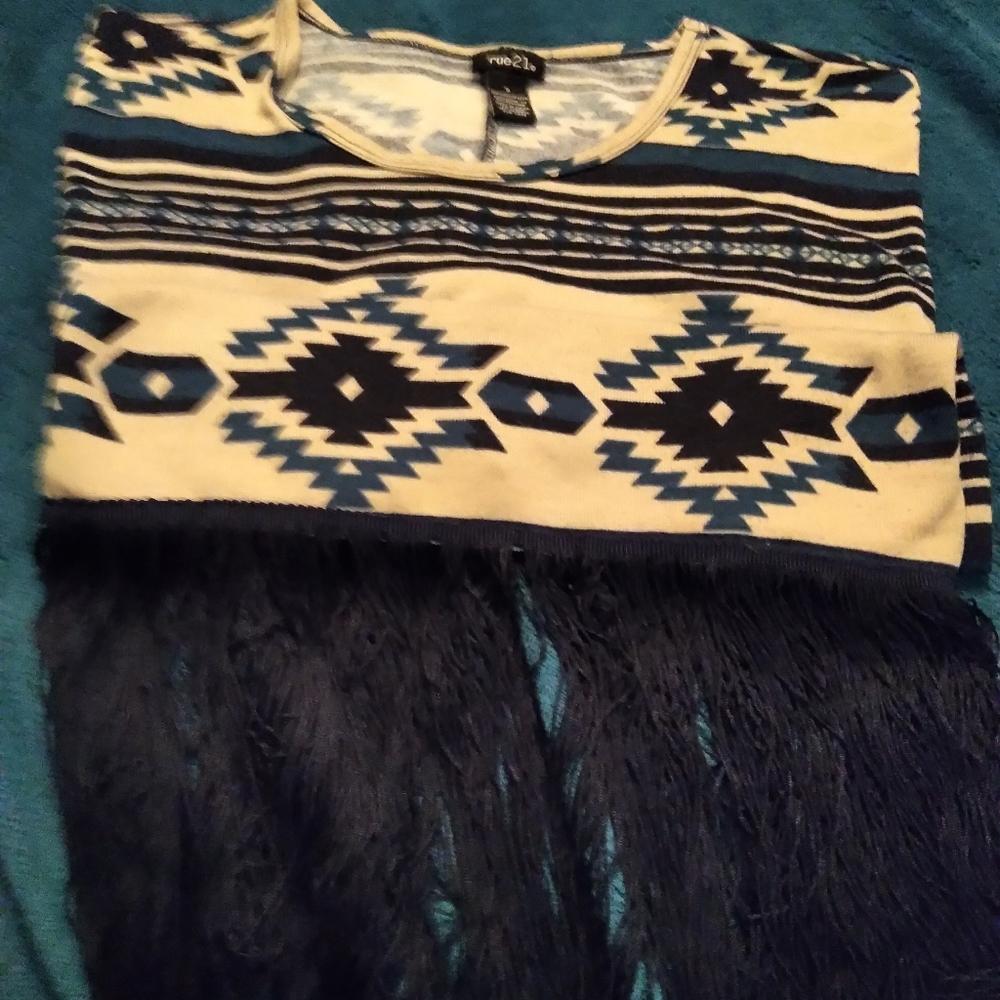 🌻 5/$10 Tribal shirt with fringe bottom